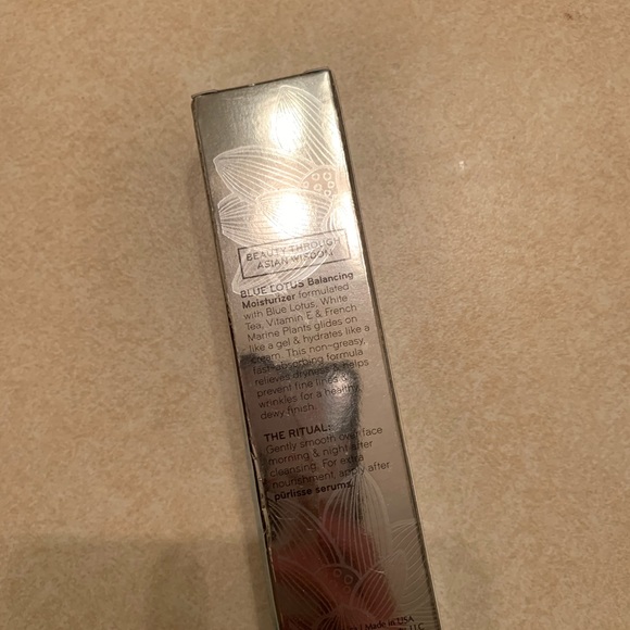 Blue Lotus Balancing Moisturizer - Picture 3 of 4